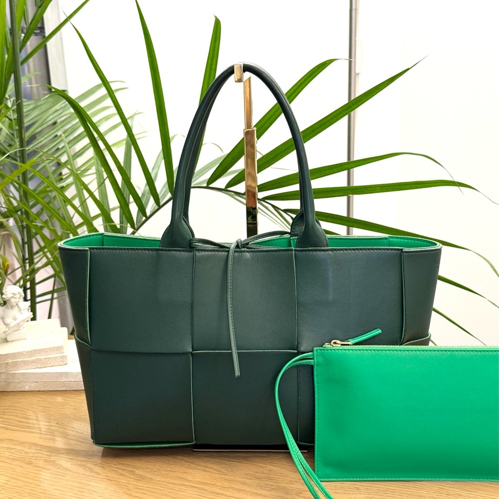 BOTTEGA VENETA Medium Arco Tote Bag in Raintree